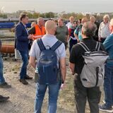Thomas Middelmann, Bereichsleiter Flächenentwicklung bei der RAG Montan Immobilien (2. v. l.) und RAG-Projektingenieur Robert Bures (3. v. l.) erklären den Besuchern die Weiterentwicklung der Bergwerksfläche.