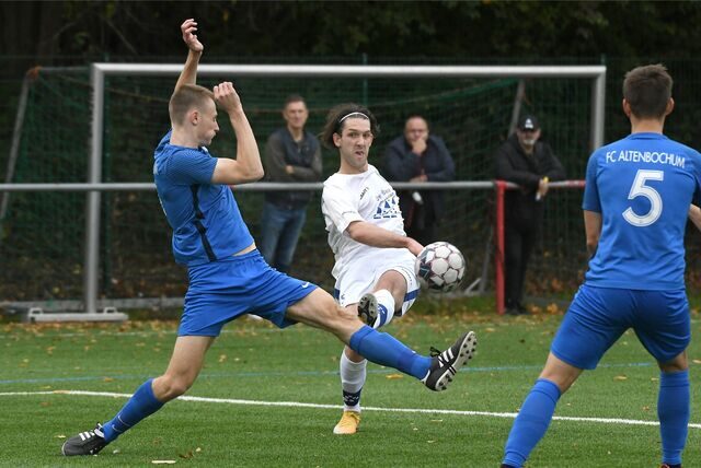 Elvedin Ceric (helles Trikot) traf für de FC Castrop-Rauxel beim VfB Annen zum 2:0.