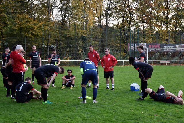 Die Enttäuschung war groß bei den SF Stuckenbusch nach der 2:3-Niederlage gegen den VfB Günnigfeld. Nur wenige Minuten später wurde das Trainer-Duo Pierre Bendig und Arek Grad entlassen.