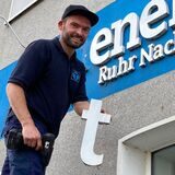Mann zeigt ein „t“ vom Schriftzug der Dorstener Zeitung am Gebäude Südwall 27