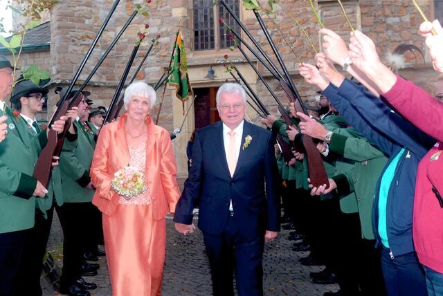 Anneliese und Manfred Rettkowski aus Waltrop schreiten vor der Messe in St. Peter anlässlich ihrer Goldenen Hochzeit durch ein Spalier der Schützen.