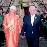 Anneliese und Manfred Rettkowski aus Waltrop schreiten vor der Messe in St. Peter anlässlich ihrer Goldenen Hochzeit durch ein Spalier der Schützen.