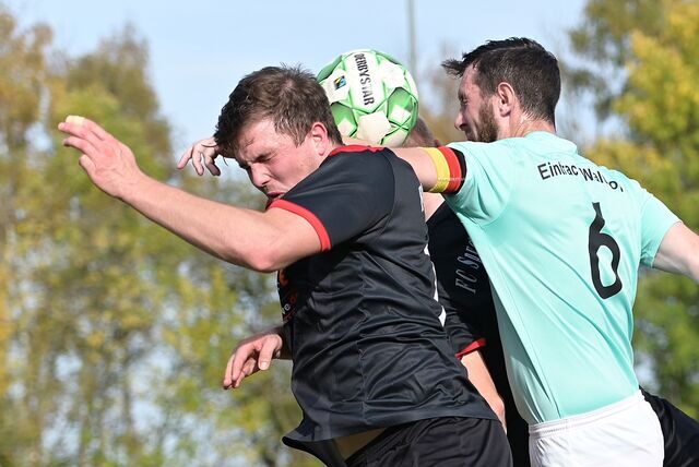 Zweikampf in der Luft: Mike Lellinger (r.) und Robin Beyer gehen hier ins Kopfballduell.