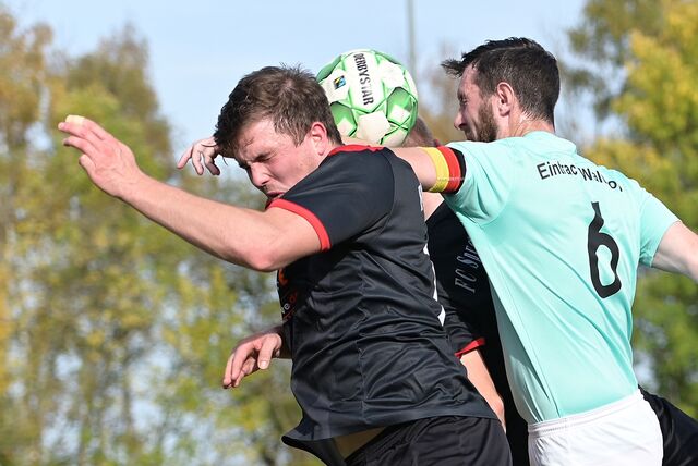 Zweikampf in der Luft: Mike Lellinger (r.) und Robin Beyer gehen hier ins Kopfballduell.
