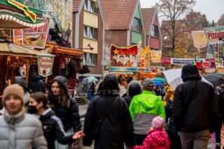 Menschen auf der Allerheiligen-Kirmes in Soest