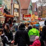 Menschen auf der Allerheiligen-Kirmes in Soest