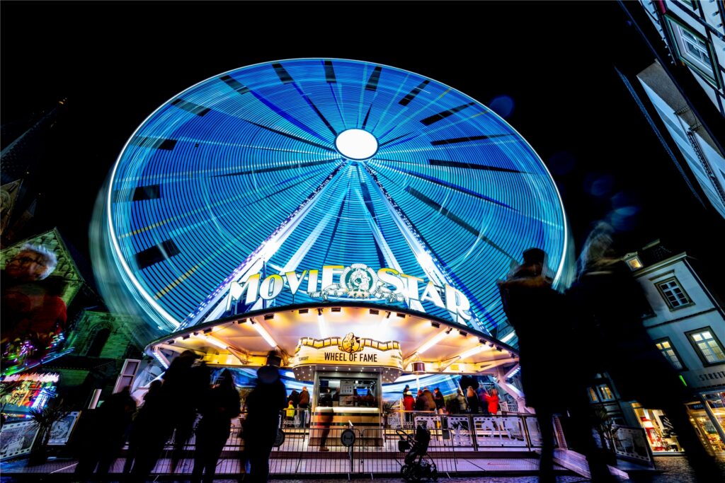 Das Riesenrad dreht sich in der Dunkelheit. Das Riesenrad dreht sich in der Dunkelheit.