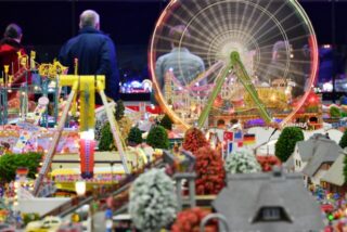 Ein Riesenrad blinkt auf einer Modellbau-Messe. Eine ähnliche Ausstellung gibt es auch in Oer-Erkenschwick.