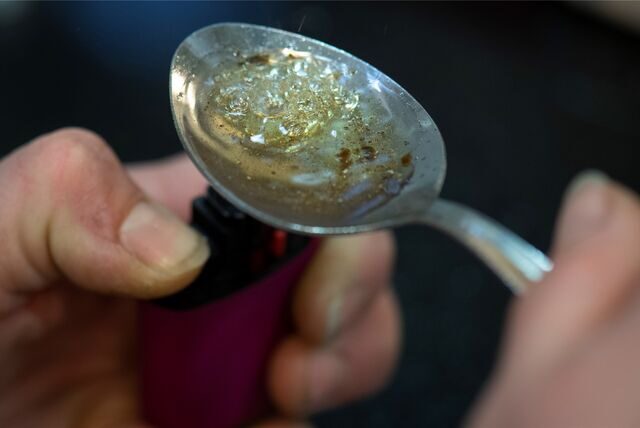 Symbolbild: In einem Löffel wird Heroin erhitzt.