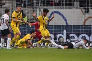 Karim Adeyemi schubst Jesper Lindström.