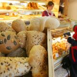 Eine Frau wird am Tresen einer Bäckerei bedient