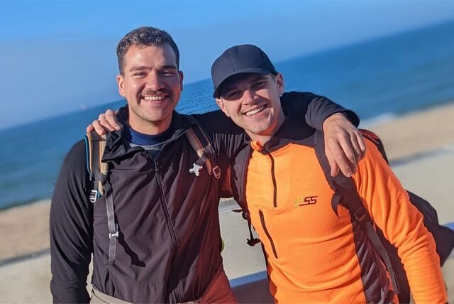 Florian Cornelius (li.) und Hendrik Matecki aus Oer-Erkenschwick kurz vor dem Start des Megamarsches auf der Nordseeinsel Sylt.