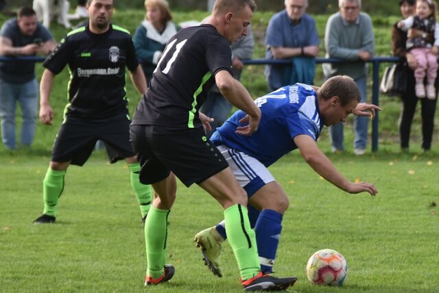 Horneburgs Tim Exner (r.) behauptet den Ball gegen Hertens Stefan Napierala.
