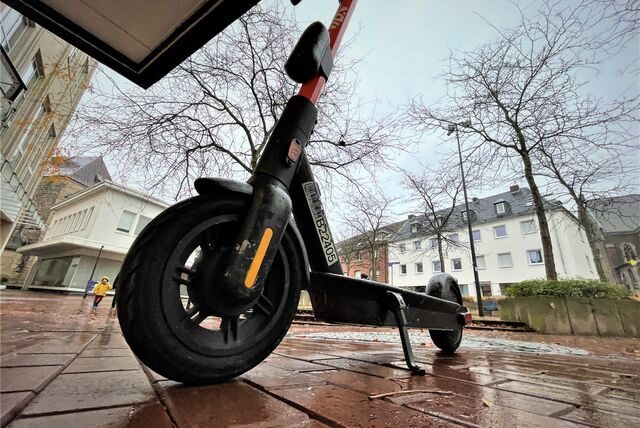 Eine 12-Jährige hat sich in Castrop-Rauxel einen E-Scooter ausgeliehen und damit einen Unfall gebaut.