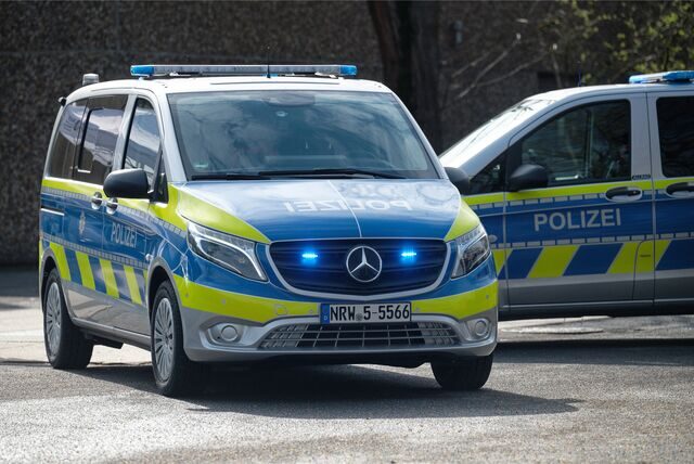 Die Polizei befasst sich mit einem Unfall infolge eines riskanten Manövers auf der A2