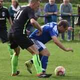 Horneburgs Tim Exner (r.) behauptet den Ball gegen Hertens Stefan Napierala.