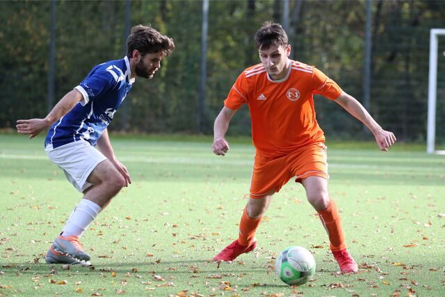 Gökhan Cinal (r.) vom SSC Recklinghausen II versucht hier den Ball vor seinem Gegenspieler zu behaupten.