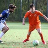 Gökhan Cinal (r.) vom SSC Recklinghausen II versucht hier den Ball vor seinem Gegenspieler zu behaupten.