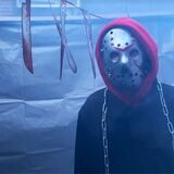 Luka Berheide mit einer Maske vor dem Gesicht