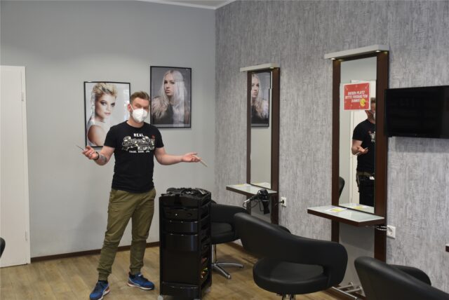 Mathias Armerling würde gerne regelmäßig Kunden die Haare schneiden und stylen. Momentan entscheiden sich aber viele gegen einen Besuch mit negativem Schnelltestergebnis.