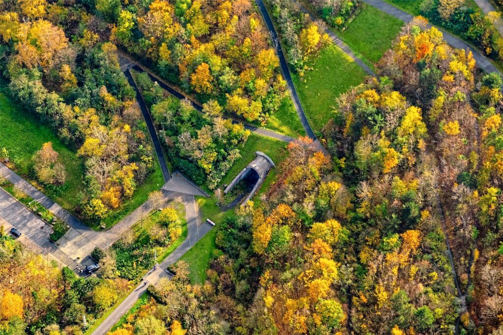 Das südliche Ende des Zechenbahn-Radweges am gesperrten Tunnel unter der Halde Hoheward. Das südliche Ende des Zechenbahn-Radweges am gesperrten Tunnel unter der Halde Hoheward.