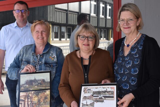 Martin Köcher, Leiter des Stadtarchivs, Sabine Podlaha, Leiterin des Amtes für Schule und Weiterbildung, sowie die Präsidentinnen Margitta Renner-Gellermann sowie Hildegard Overfeld haben den neuen Lions-Kalender gestaltet.