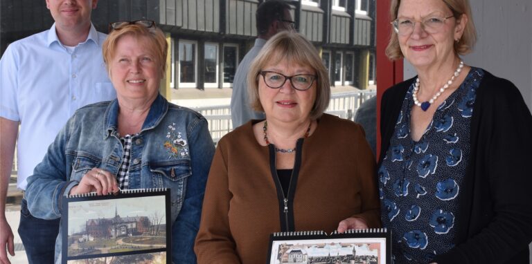 Martin Köcher, Leiter des Stadtarchivs, Sabine Podlaha, Leiterin des Amtes für Schule und Weiterbildung, sowie die Präsidentinnen Margitta Renner-Gellermann sowie Hildegard Overfeld haben den neuen Lions-Kalender gestaltet.
