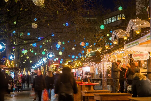 Beleuchtete Buden auf dem Weihnachtsmarkt Dortmund