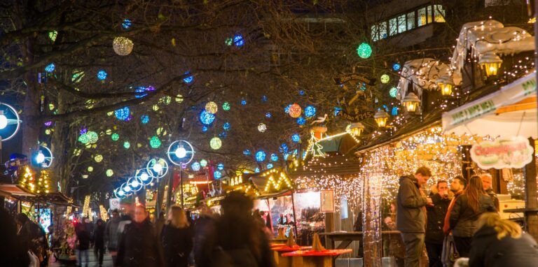 Beleuchtete Buden auf dem Weihnachtsmarkt Dortmund