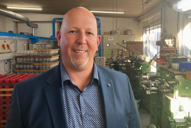 Dieser Mann kannte als einer der ersten das vielleicht bestgehütete Weihnachts-Geheimnis Dortmunds: Guido Schlepütz produziert mit seinem Unternehmen in Düren seit Jahren die Dortmunder Weihnachtstasse.