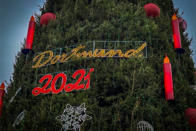 Nach einem Jahr Corona-Pause, steht in Dortmund wieder der große Weihnachtsbaum. Auch die lang erwartete Motiv-Tasse wurde nun vorgestellt.