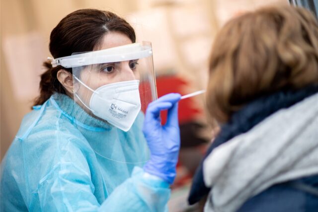 Corona-Schnelltests werden bei Ärzten, Apotheken und in Testzentren  angeboten. Doch nicht alle haben an den Feiertagen geöffnet. (Archiv)