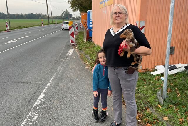 Mutter und Tochter stehen auf der Dortmunder Straße und zeigen die Problem-Baustelle
