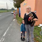 Mutter und Tochter stehen auf der Dortmunder Straße und zeigen die Problem-Baustelle