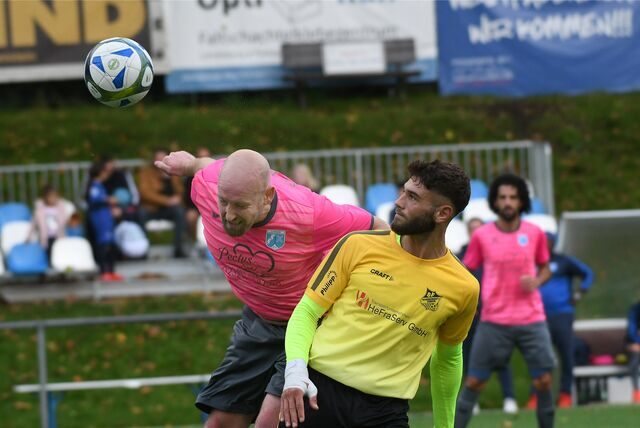Ahmed Mein Tunc (r) führt nach zwölf Spieltagen die Castrop-Rauxeler Torjägerliste an. Er kommt  auf 15 Kreisliga-B-Treffer sowie drei im Kreisliga-A-Team der SG Victoria/Sportfreunde.