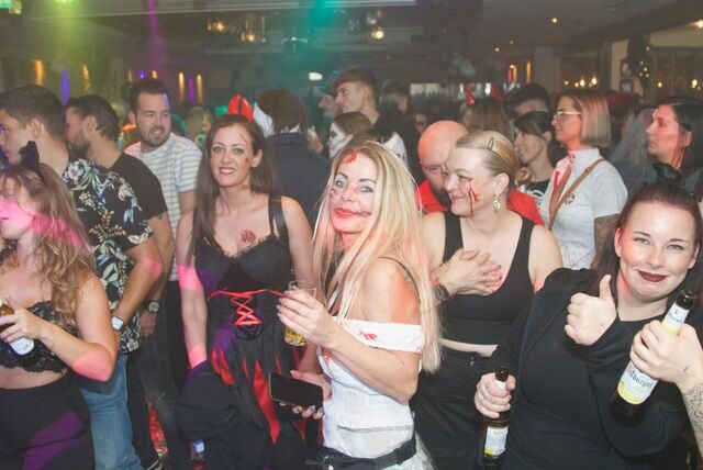 Halloween im Mythos in Castrop-Rauxel-Habinghorst. Verkleidete Frauen und Männer stehen auf der Bühne des Tanzpalasts.