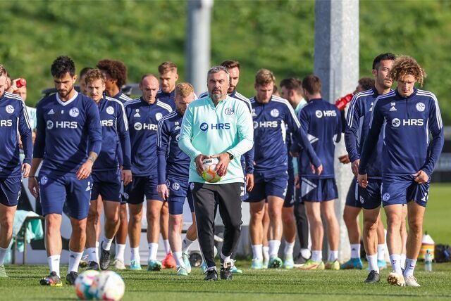 Cheftrainer Thomas Reis betritt mit seiner Mannschaft den Trainingsplatz.
