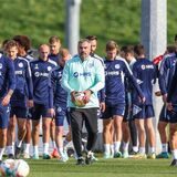 Cheftrainer Thomas Reis betritt mit seiner Mannschaft den Trainingsplatz.