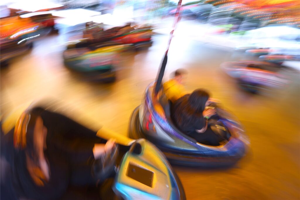 Jugendliche fahren auf dem Festplatz des Welfenfestes in einem Autoscooter (Unschärfe durch lange Belichtungszeit) Jugendliche fahren auf dem Festplatz des Welfenfestes in einem Autoscooter (Unschärfe durch lange Belichtungszeit)