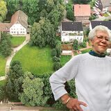 Frau steht vor einem Luftbild des Gräftenhofs