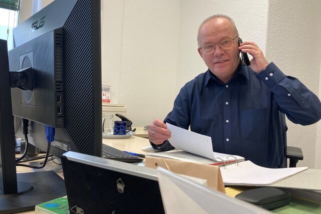 Ordnungsdezernent Michael Bach telefoniert