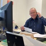 Ordnungsdezernent Michael Bach telefoniert