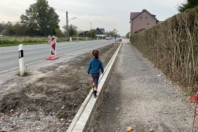 Ein Kind läuft durch die Baustelle auf der Dortmunder Straße