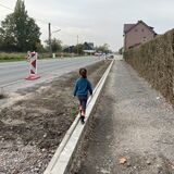 Ein Kind läuft durch die Baustelle auf der Dortmunder Straße