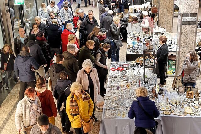 Viele Menschen kommen zum Antikmarkt in den Marler Stern.
