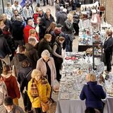 Viele Menschen kommen zum Antikmarkt in den Marler Stern.