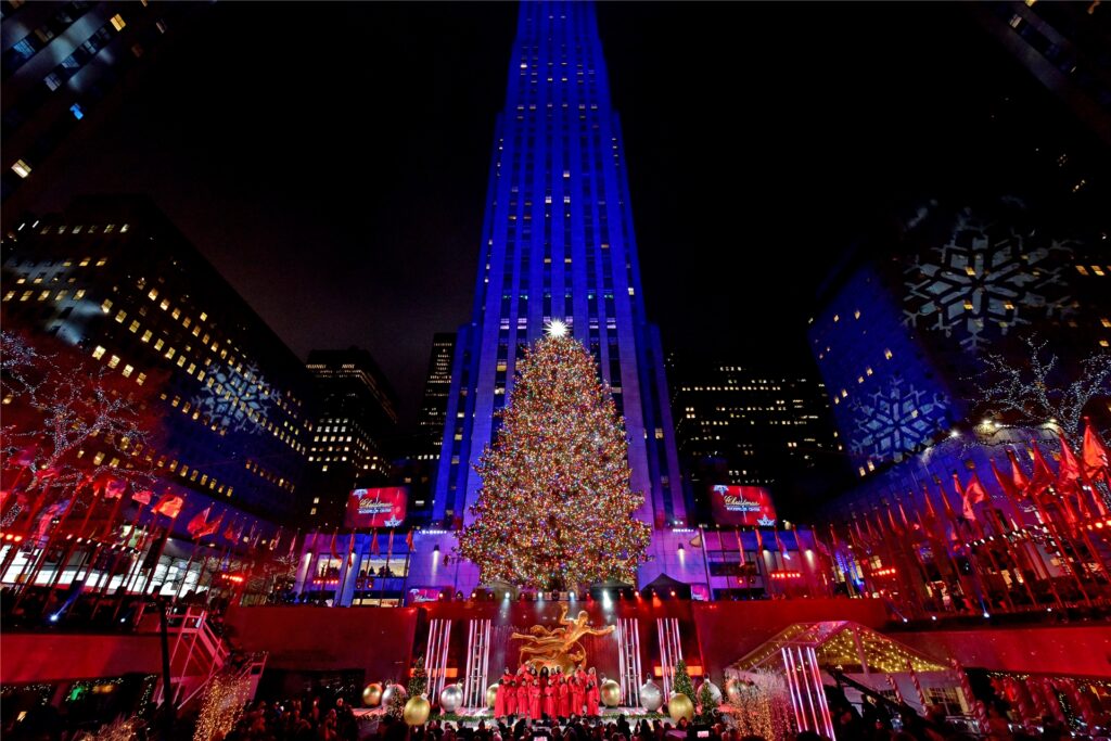 Der weltberühmte Weihnachtsbaum des Rockefeller Centers leuchtet nach der traditionellen Anzündungszeremonie. Der weltberühmte Weihnachtsbaum des Rockefeller Centers leuchtet nach der traditionellen Anzündungszeremonie.