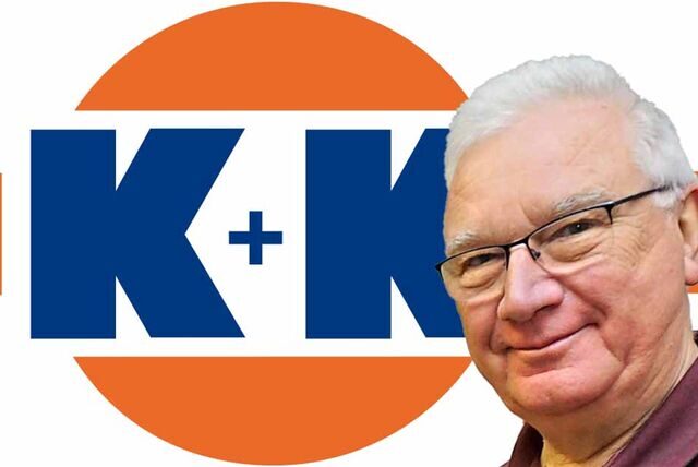 Walter Schain vom „Laden“-Team in Oer-Erkenschwick neben dem Logo des Unternehmens „K+K“