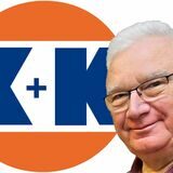 Walter Schain vom „Laden“-Team in Oer-Erkenschwick neben dem Logo des Unternehmens „K+K“