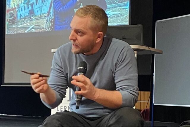 Ivan Stuckert in der Hocke; der Waltroper hielt einen Vortrag am Gymnasium.
